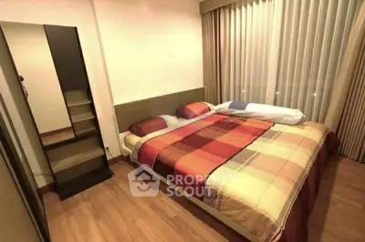 Cozy bedroom with large bed and modern decor, perfect for relaxation and comfort.