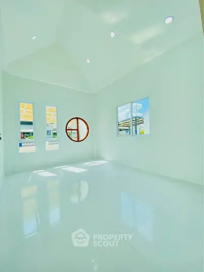 Bright and spacious room with high ceiling and large windows