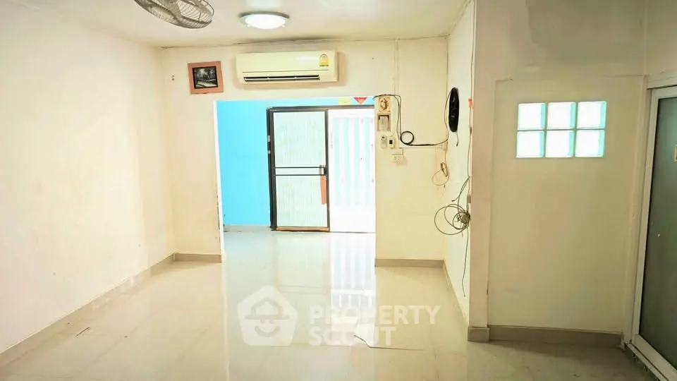 Spacious unfurnished room with air conditioning and bright natural light