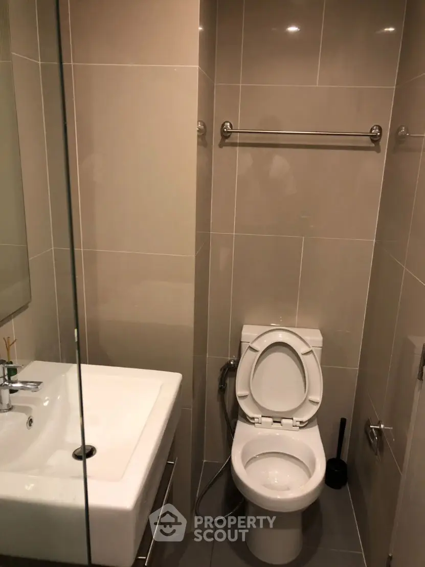 Modern bathroom with sleek fixtures and neutral tiles, perfect for a contemporary home.