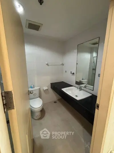 Modern bathroom with sleek fixtures and spacious layout in a contemporary apartment.