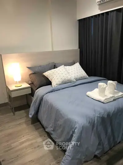 Cozy bedroom with modern decor, featuring a comfortable bed and stylish lighting.