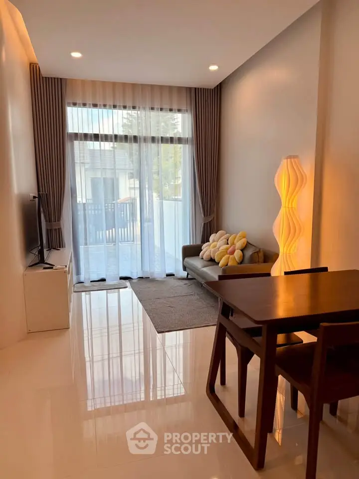 Modern living room with stylish decor and floor-to-ceiling windows