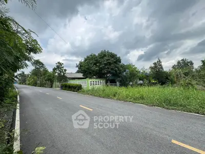 Charming countryside house with lush greenery and spacious surroundings