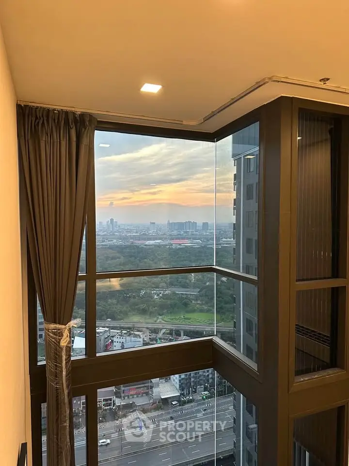 Stunning corner unit with panoramic city view and floor-to-ceiling windows.