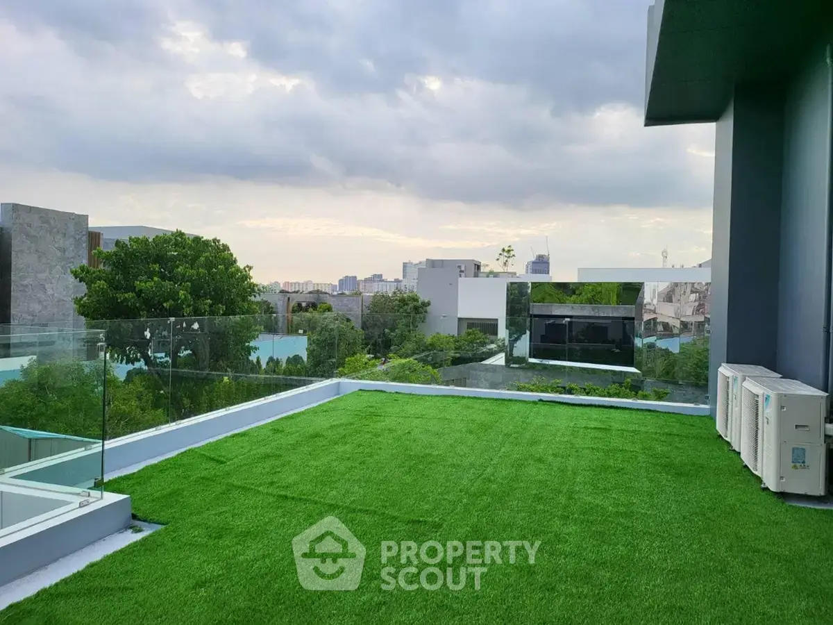 Stunning rooftop garden with lush greenery and city skyline views, perfect for relaxation and entertainment.