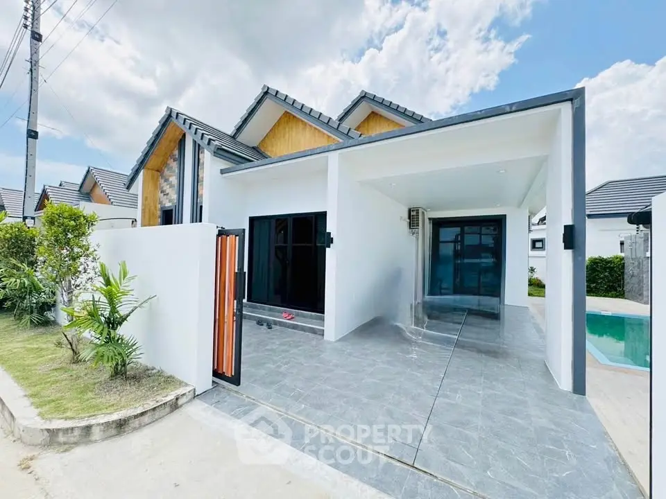 Modern single-story house with sleek design and pool, perfect for family living.
