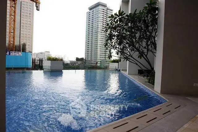 Luxurious high-rise apartment with stunning pool and city view