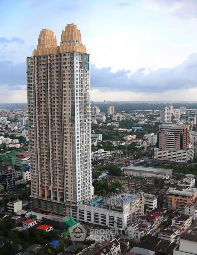 Stunning high-rise building with panoramic city views and modern architecture.
