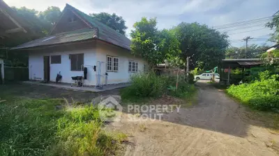 Charming rural house with lush greenery and spacious driveway