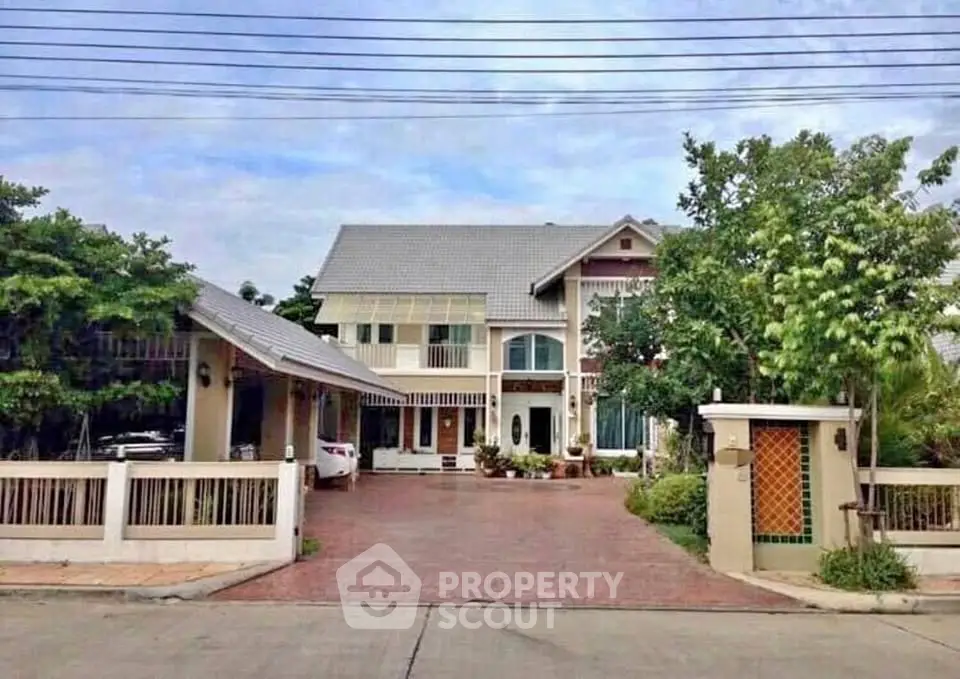 Charming suburban house with spacious driveway and lush greenery