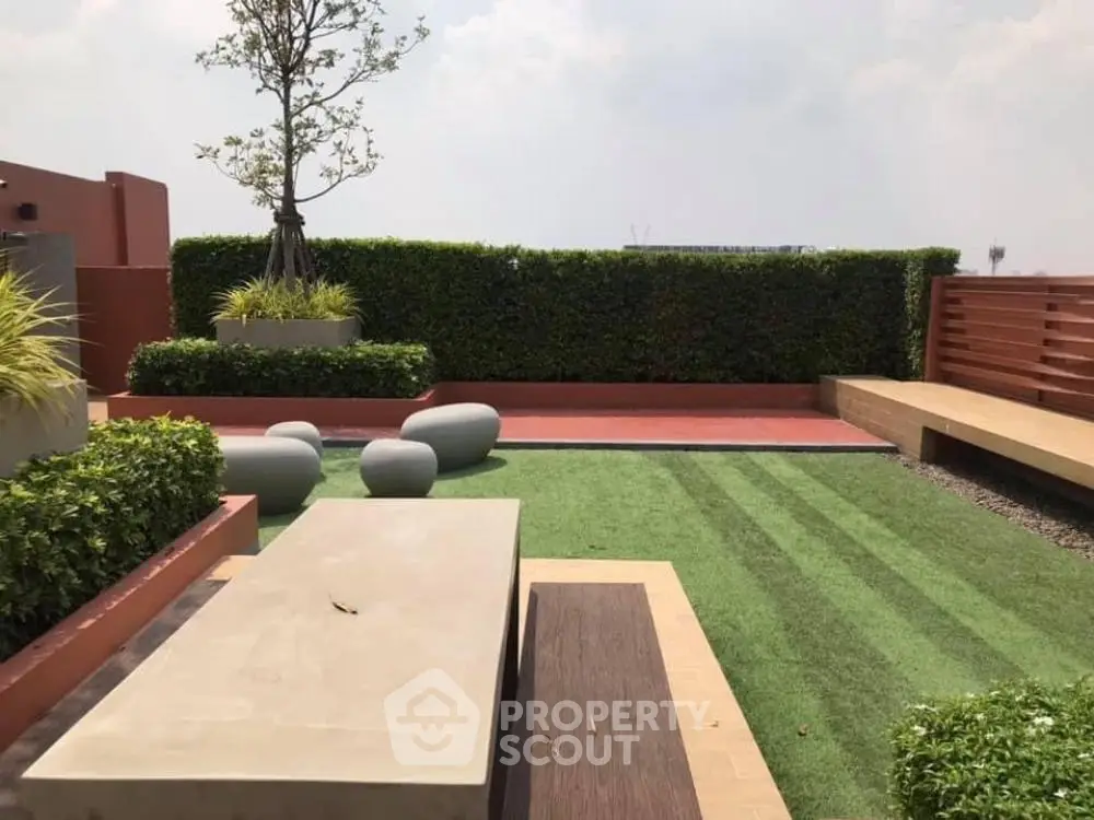 Modern rooftop garden with stylish seating and lush greenery