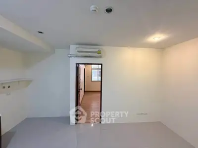 Spacious room with air conditioning and modern lighting in a minimalist design.