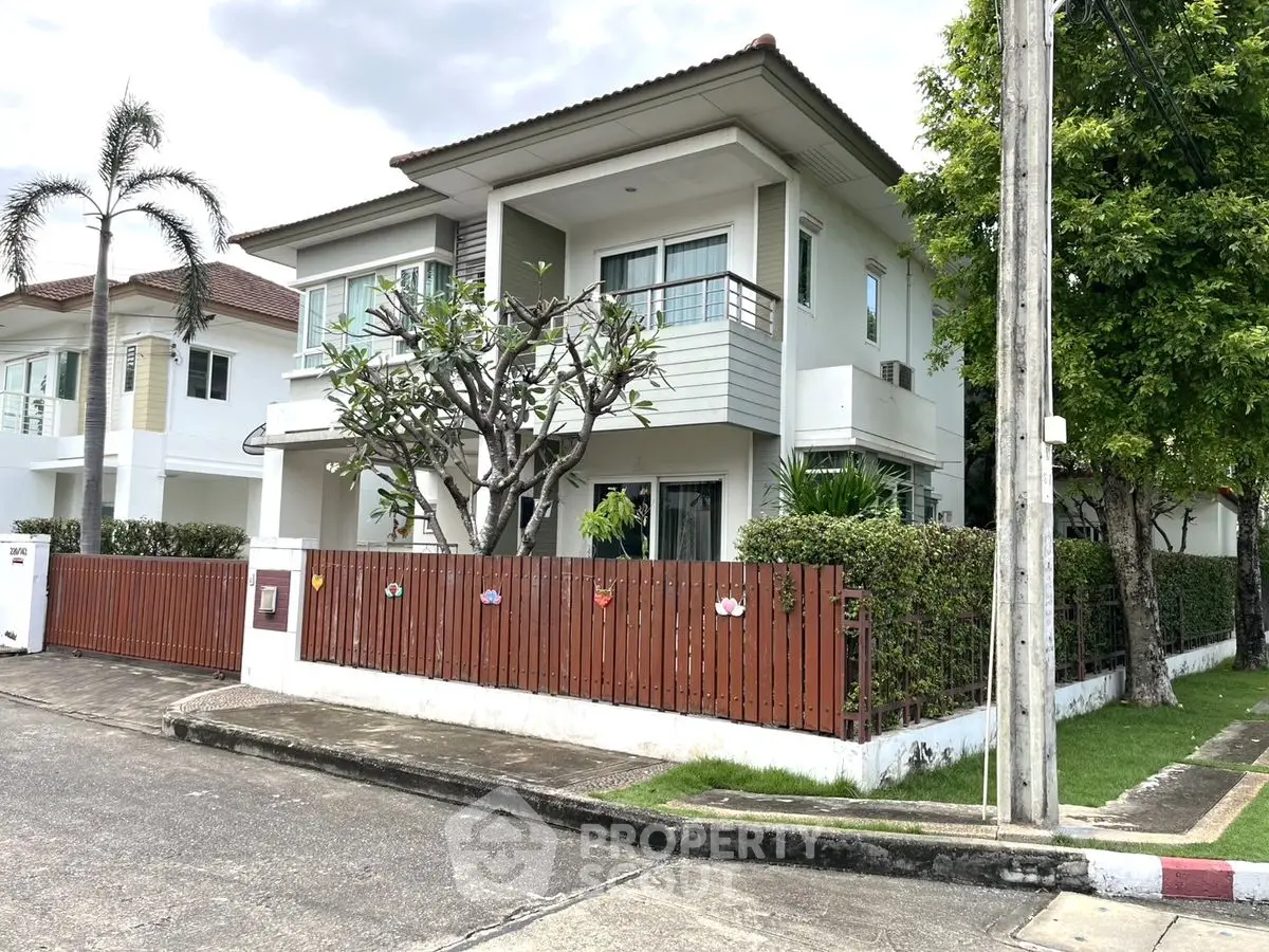 Charming two-story house with a fenced garden in a serene neighborhood, perfect for family living.