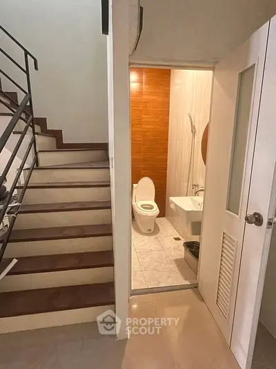 Modern interior with staircase and bathroom, featuring sleek design and contemporary finishes.