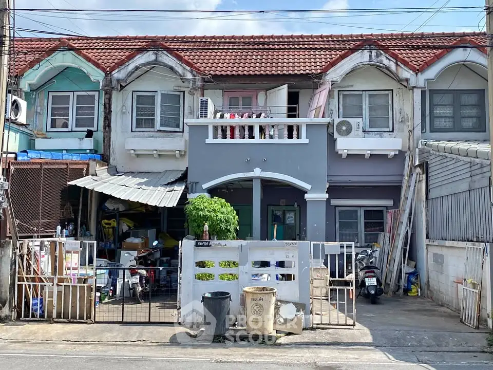 Charming townhouse with unique facade and spacious front area, perfect for renovation or investment opportunity.