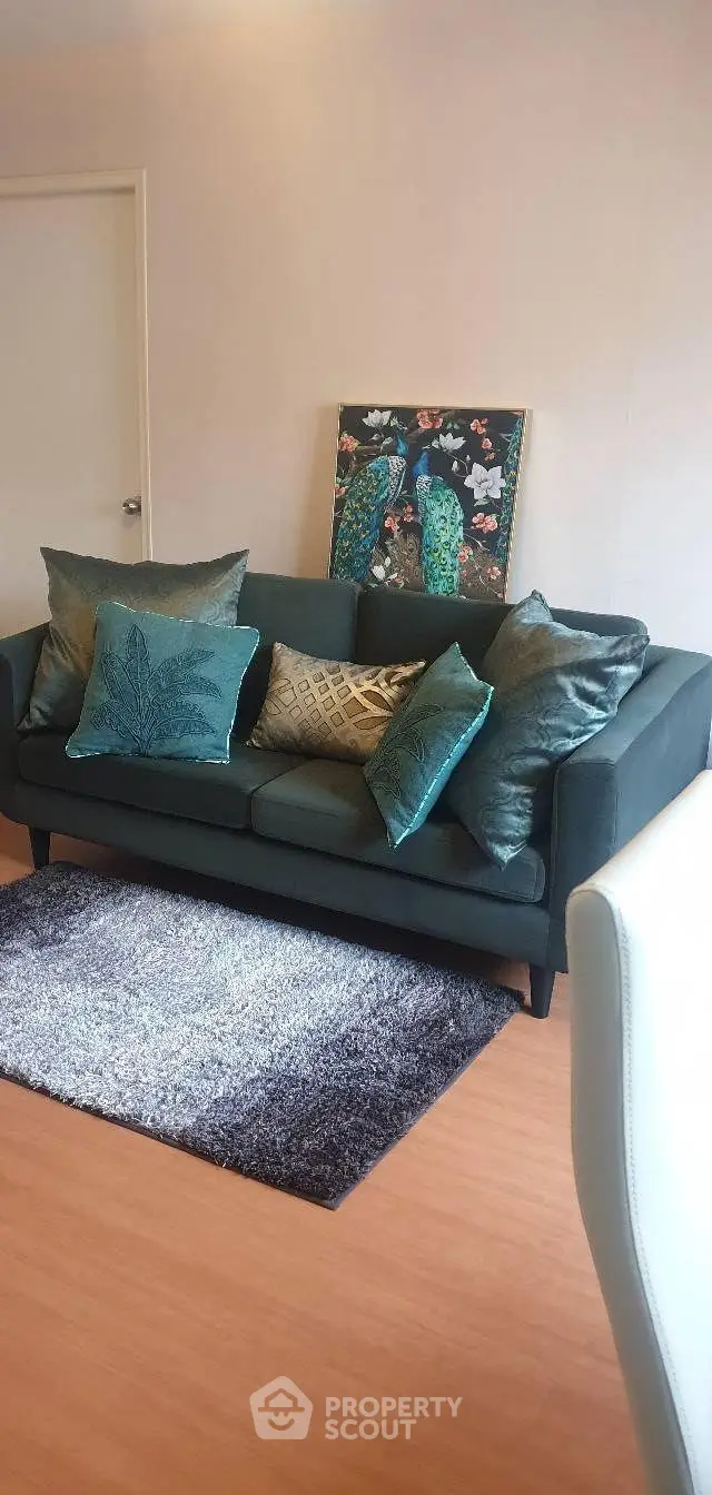 Stylish living room with elegant sofa and decorative cushions, perfect for modern interiors.
