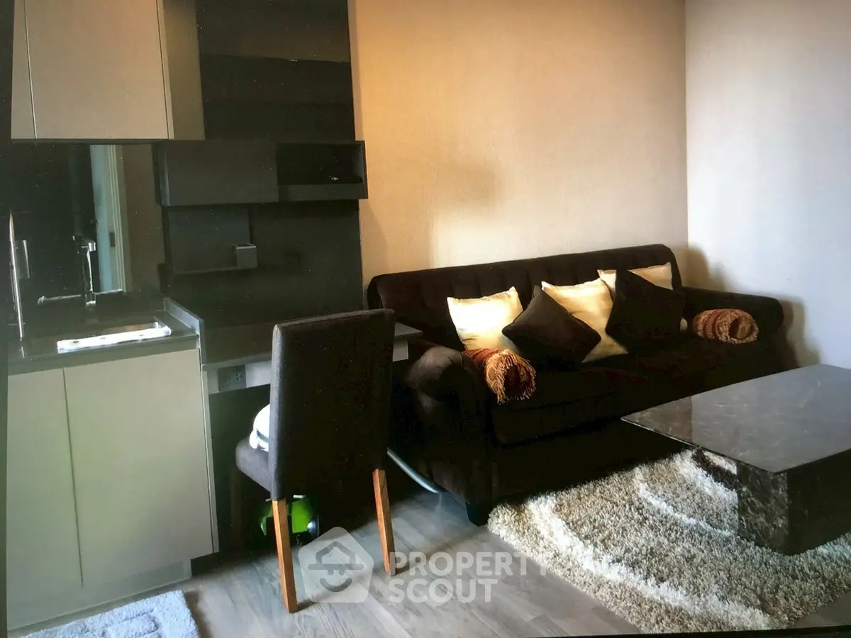 Modern living room with cozy sofa and stylish decor in a contemporary apartment.