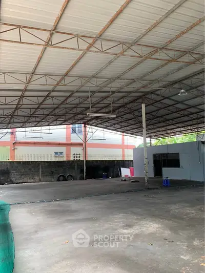 Spacious industrial warehouse with high ceilings and open layout, ideal for storage or manufacturing.