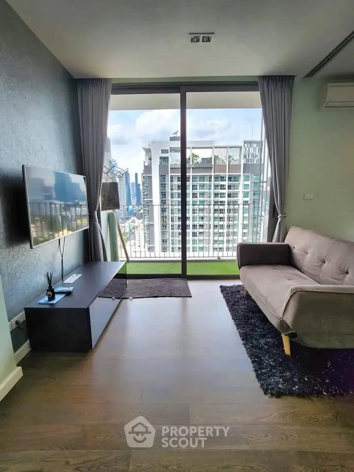 Modern living room with city view, featuring sleek furniture and floor-to-ceiling windows.