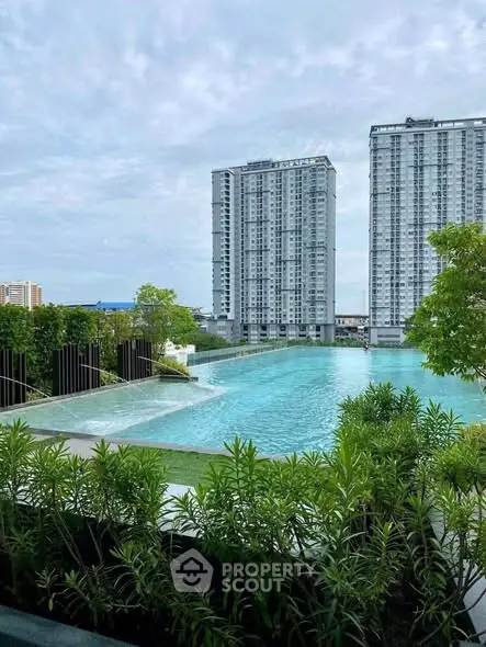 Luxurious high-rise apartments with stunning pool and city view