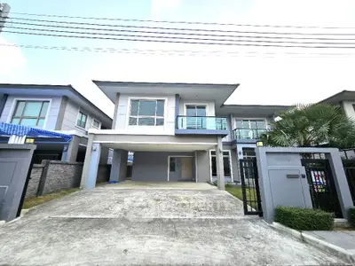 Modern two-story house with spacious driveway and sleek exterior design