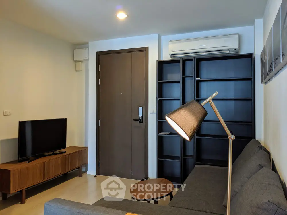  1 Bedroom Condo at Rhythm Sathorn Narathiwas Livingroom