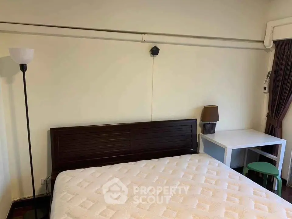 Cozy bedroom with modern furnishings and natural light, perfect for relaxation and comfort.