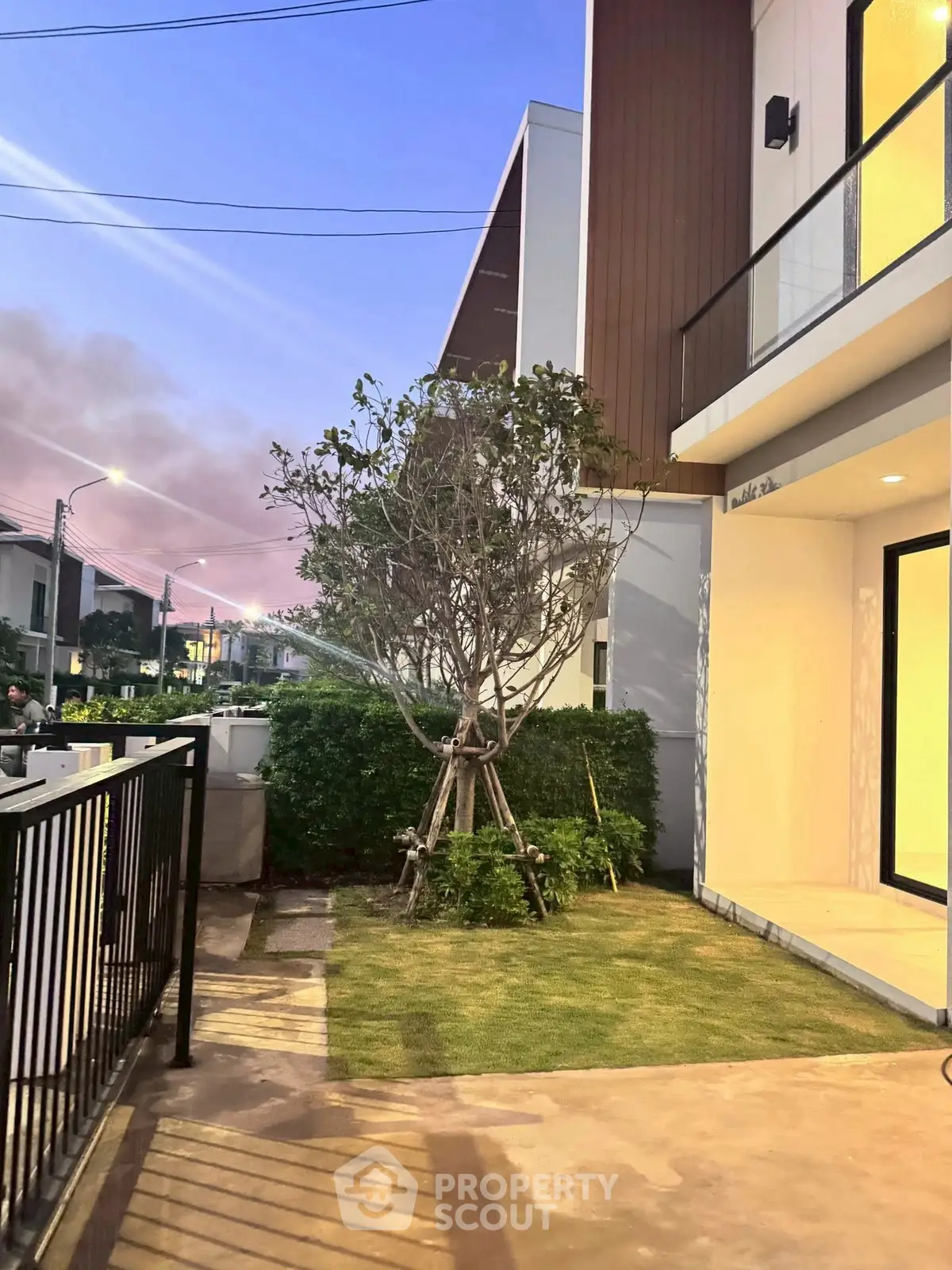 Modern exterior view of a stylish house with lush garden and sleek design.