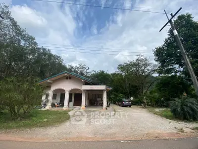 Charming countryside house with spacious driveway and lush greenery