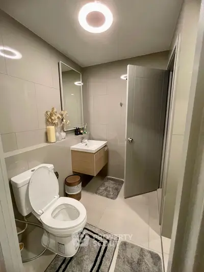 Modern bathroom with sleek fixtures and elegant lighting