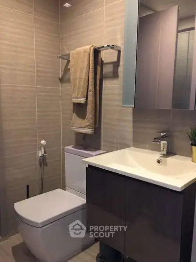 Modern bathroom with sleek fixtures and neutral tones, perfect for a contemporary home.