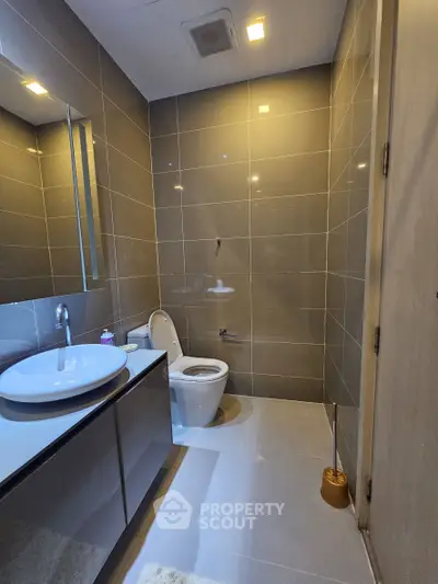 Modern bathroom with sleek fixtures and elegant tile design