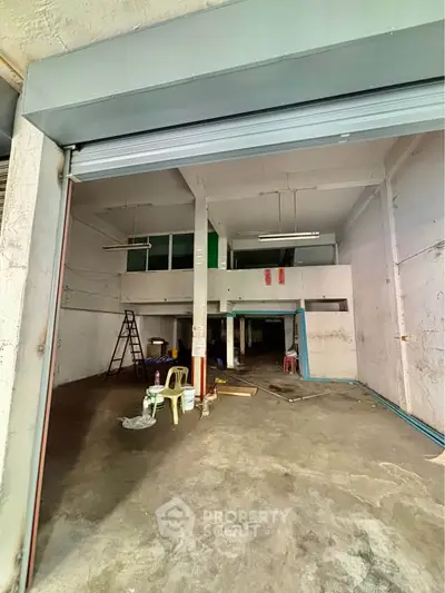 Spacious industrial warehouse with high ceilings and mezzanine level, ideal for storage or commercial use.
