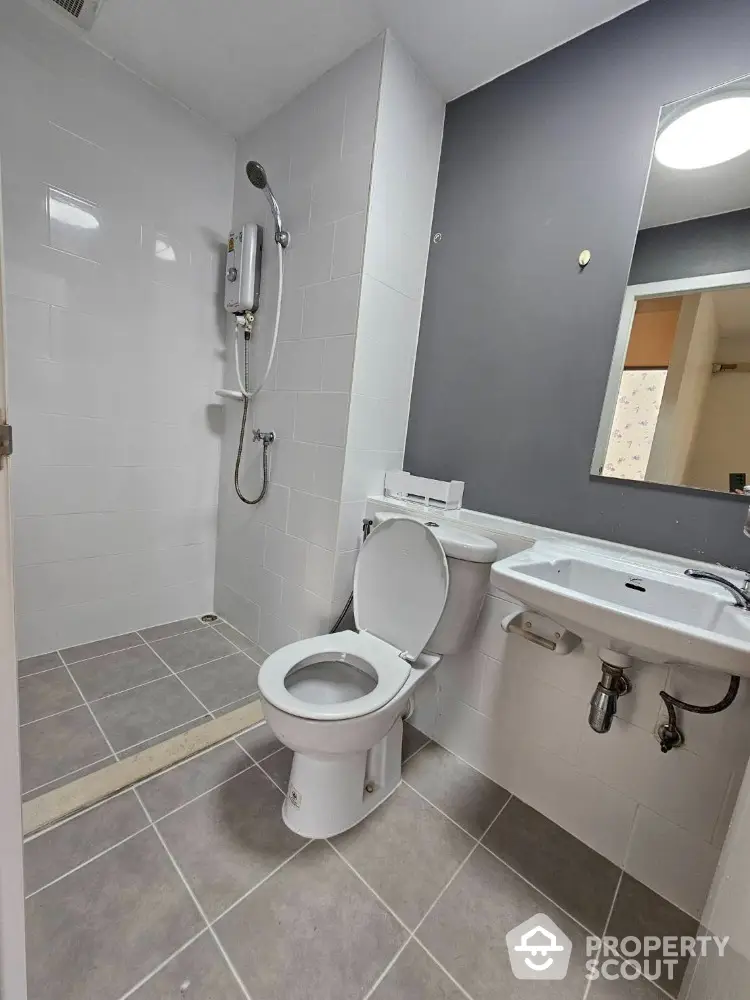 Modern bathroom with shower and sleek fixtures in a contemporary apartment.