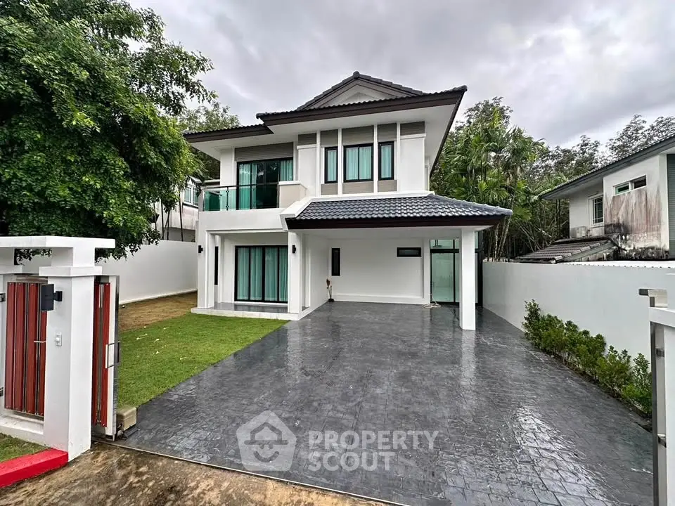 Modern two-story house with spacious driveway and lush greenery, perfect for family living.