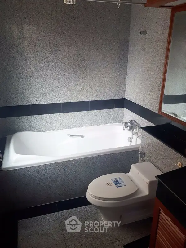 คอนโด 2-ห้องนอน ที่ แกรนด์ หลังสวน คอนโดมิเนียม ใกล้ BTS ราชดำริ
