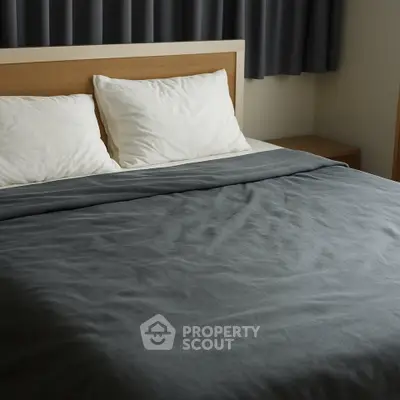 Cozy bedroom with modern design and comfortable bedding, perfect for relaxation.