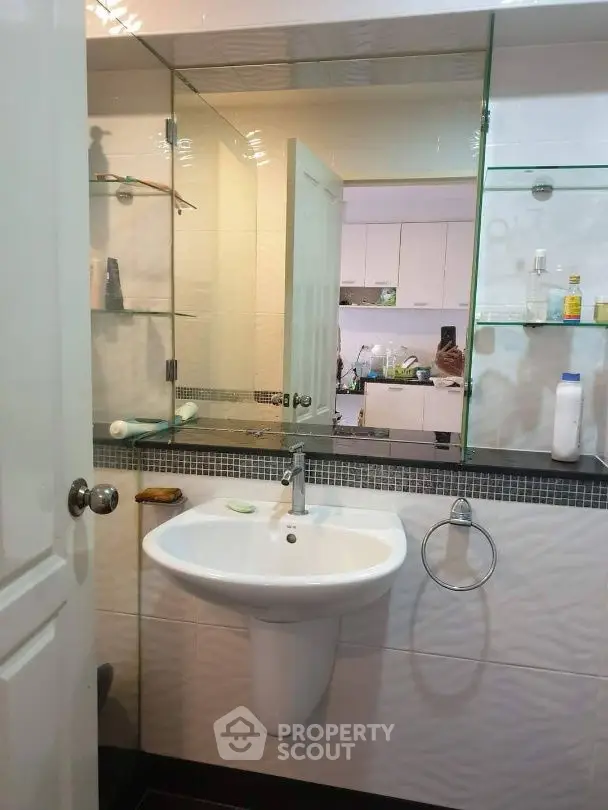Modern bathroom with sleek sink and mirrored cabinet