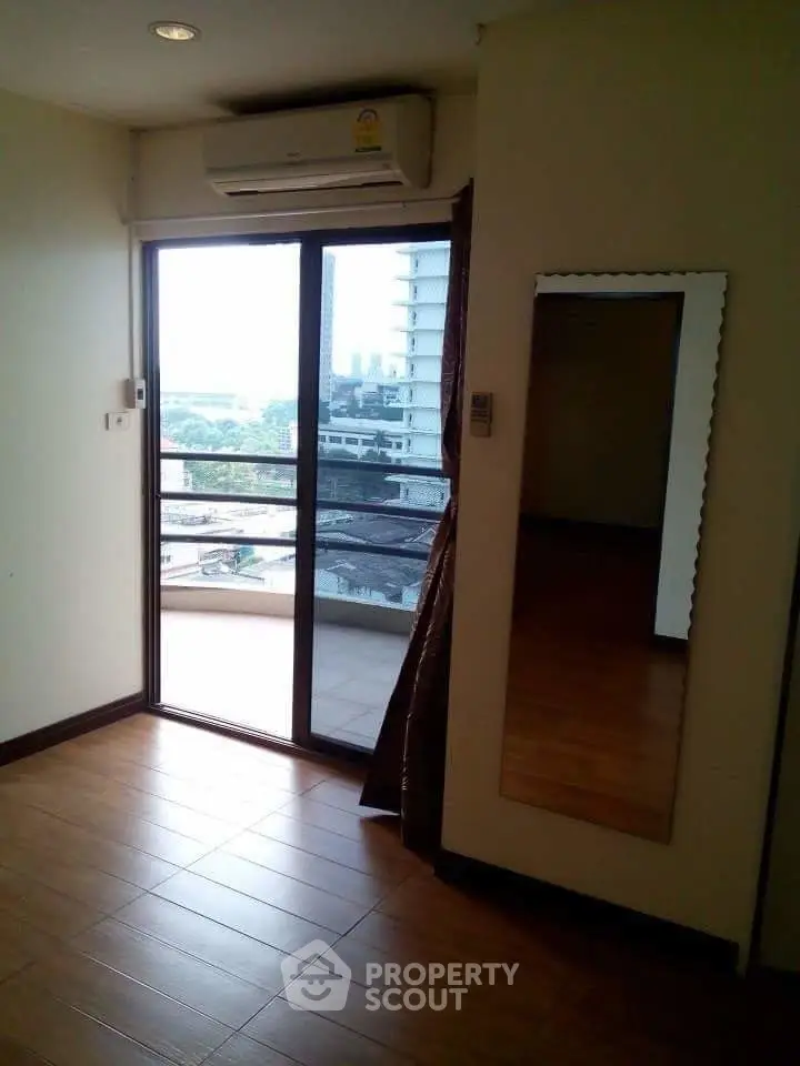  2 Bedrooms Condo -3