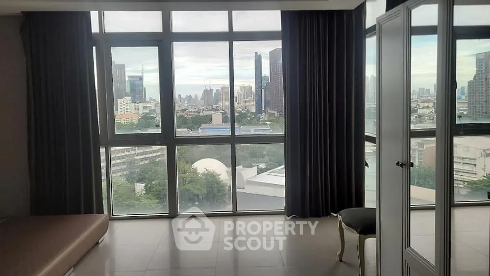 Spacious corner unit with stunning city view and large windows