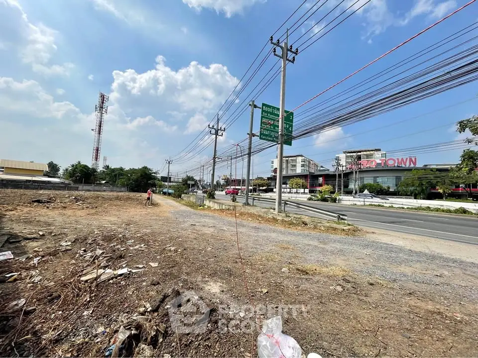 Vacant land plot with road access and nearby commercial area, ideal for development opportunities.