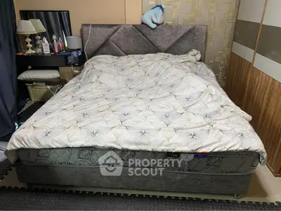 Cozy bedroom with stylish bed and modern decor, perfect for relaxation and comfort.
