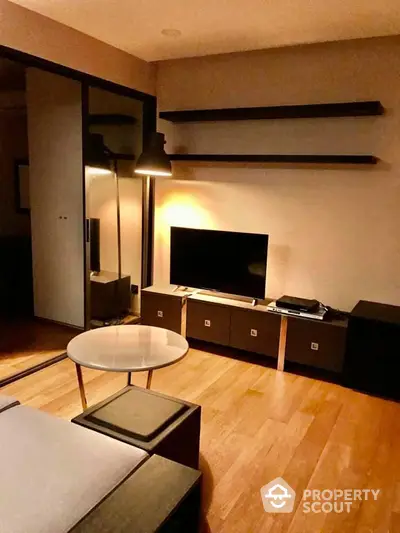 Fully Furnished 1 Bedroom Condo at Klass Langsuan-5