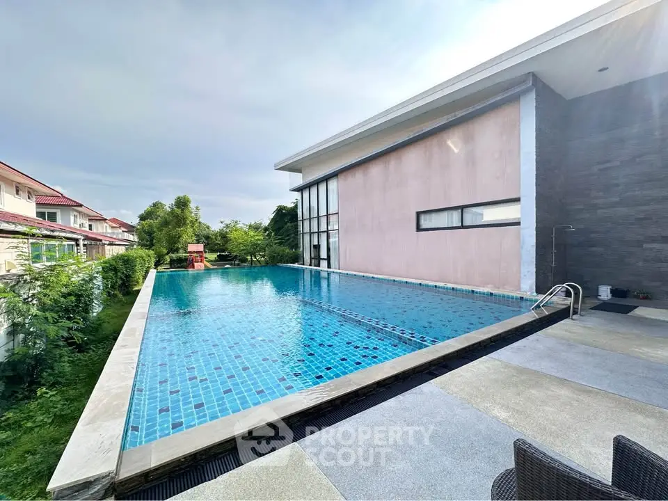 Luxurious modern house with stunning outdoor pool and sleek architectural design.