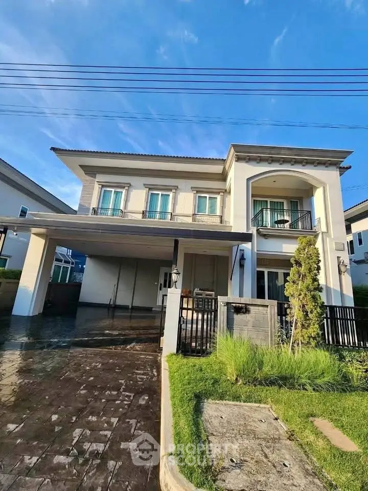 Stunning two-story modern house with spacious driveway and lush greenery, perfect for family living.