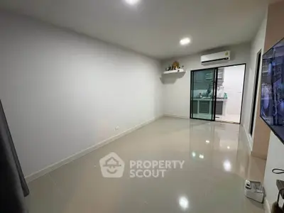 Spacious unfurnished room with air conditioning and tiled flooring, ideal for customization.