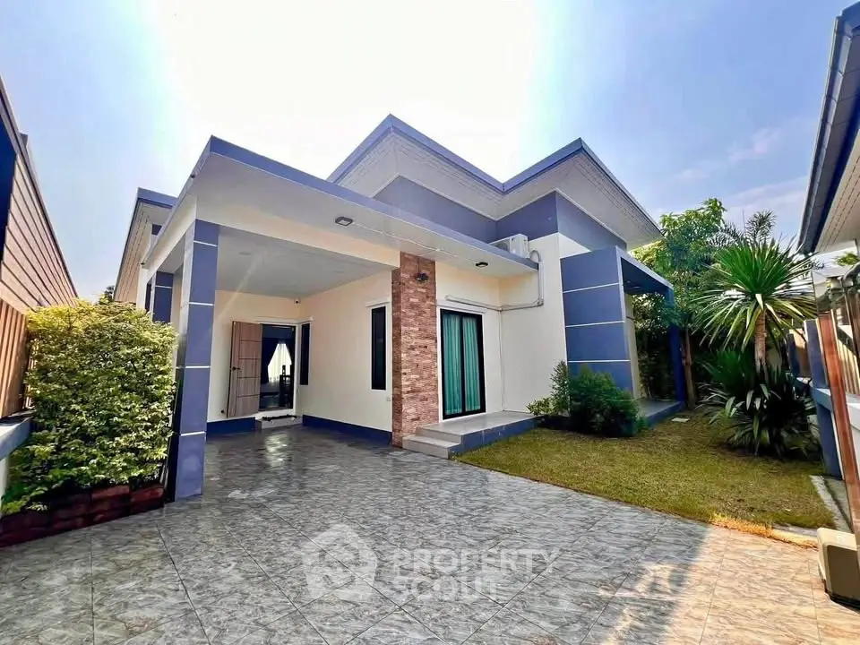 Charming modern bungalow with spacious driveway and lush garden