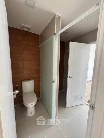 Modern bathroom with sleek design and wooden accent wall