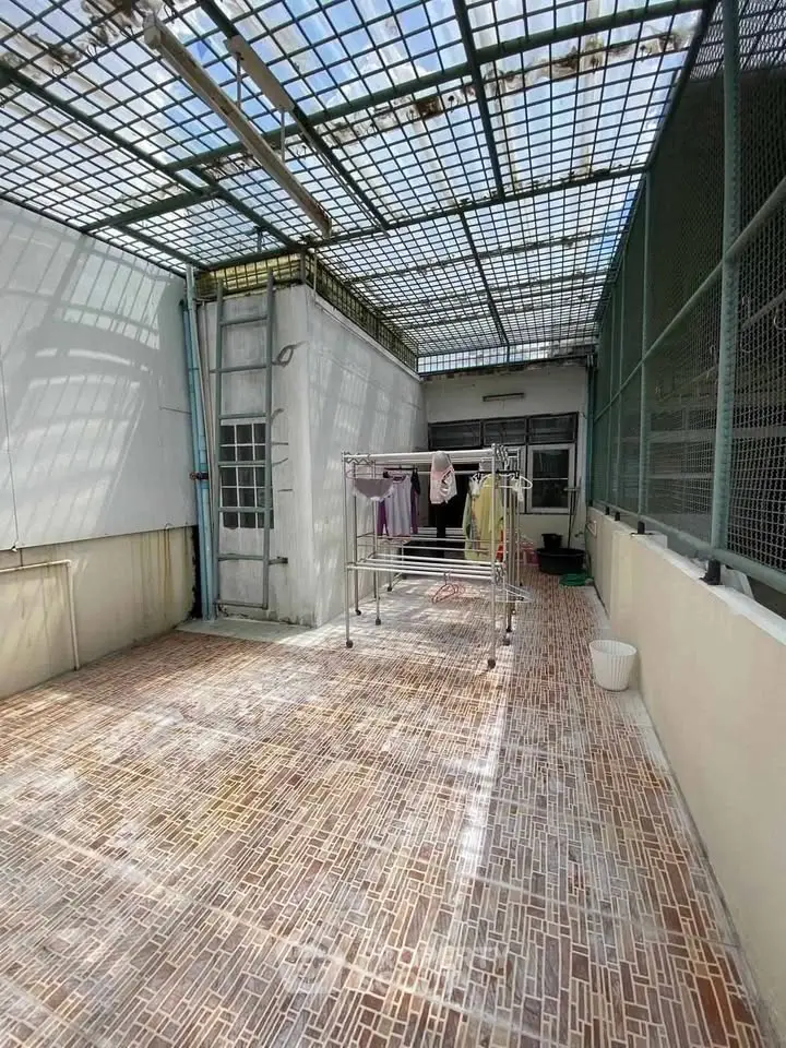 Spacious rooftop terrace with laundry area and tiled flooring, perfect for outdoor activities.